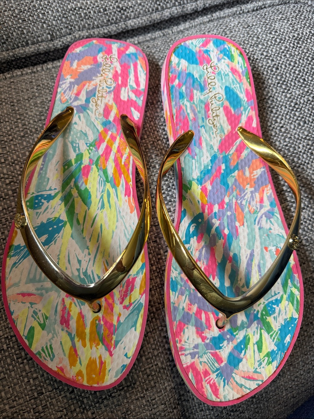 Lilly Pulitzer Gold Strap Tropical Abstract Print
Flip Flops Size 9/10